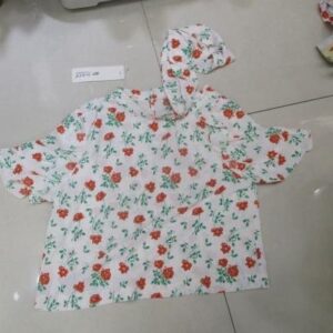 Blusa blanca con flores pequeñas