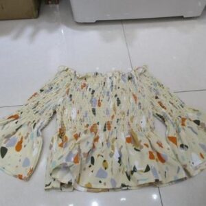 Blusa blanca con estampado de hojas