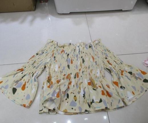 Blusa blanca con estampado de hojas