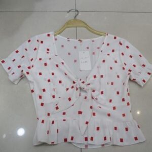 Blusa blanca con cuadrados rojos