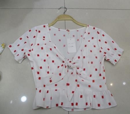 Blusa blanca con cuadrados rojos