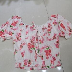 Blusa blanca con estampado de flores rosas