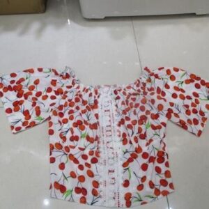 Blusa blanca con estampado de cerezas