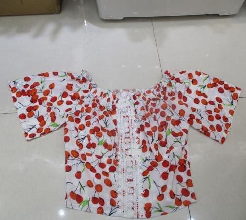 Blusa blanca con estampado de cerezas