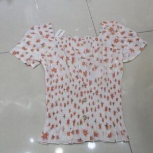 Blusa blanca con flores amarillas