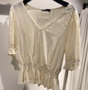 Blusa blanca con resorte en la cintura y mangas abullonadas