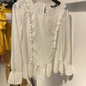 Blusa blanca con volantes frontales y mangas abullonadas