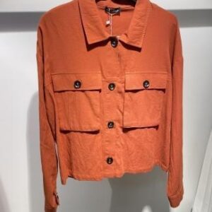 Camisa corta naranja con bolsillos y botones metálicos