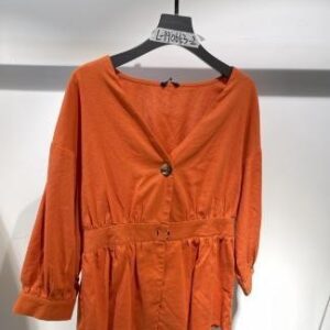 Blusa naranja con corte peplum y escote en V