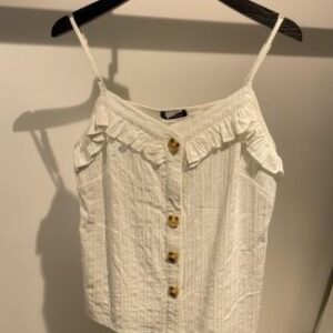 Blusa beige con tiras y botones frontales