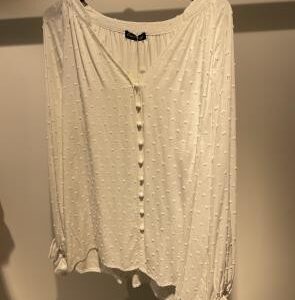 Blusa blanca con botones y detalle fruncido inferior