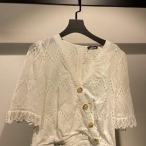 Blusa blanca con botones grandes y encaje delicado