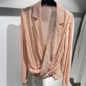 Blusa rosa con escote cruzado y caída fluida