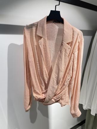 Blusa rosa con escote cruzado y caída fluida