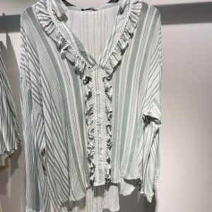 Blusa de rayas con volantes frontales y botones decorativos