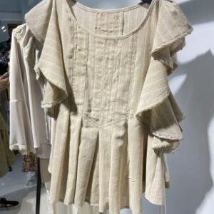 Blusa beige con textura natural y volantes amplios