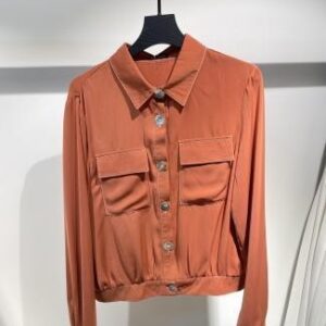 Blusa naranja con botones frontales y cuello camisero