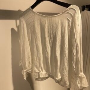 Blusa blanca con escote cuadrado y mangas con encaje