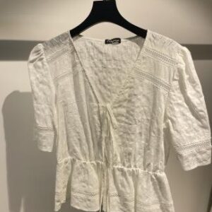 Blusa blanca con amarre delantero