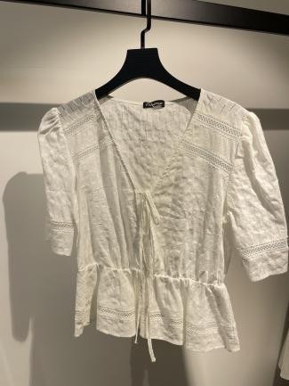 Blusa blanca con amarre delantero