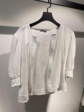 Blusa blanca con botones y cuello cuadrado