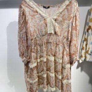Blusa beige con lazo en el escote y tejido plisado