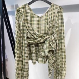 Blusa de cuadros con lazo delantero y mangas largas