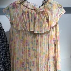 Blusa floral con escote con volantes amplios