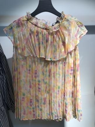 Blusa floral con escote con volantes amplios