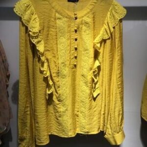 Blusa amarilla corta con escote cuadrado y botones frontales