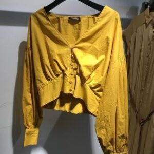 Blusa mostaza con volantes en el escote y manga tres cuartos