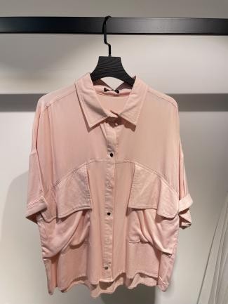 Blusa rosa claro con bolsillos frontales