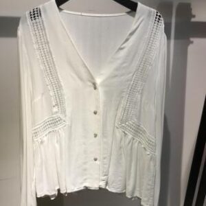 Blusa blanca con escote en V y botones
