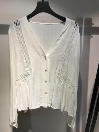 Blusa blanca con escote en V y botones