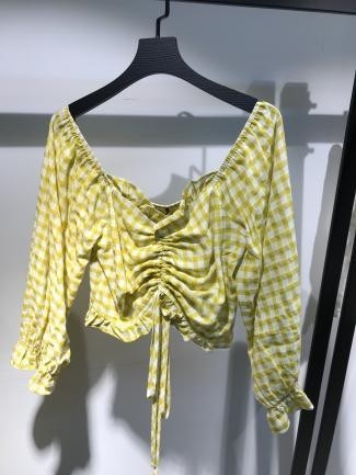 Blusa fruncida ajustable en cuadros amarillos