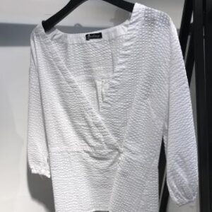 Blusa blanca con detalle cruzado en el frente
