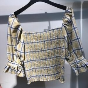 Blusa crop estampada a cuadros con escote cuadrado