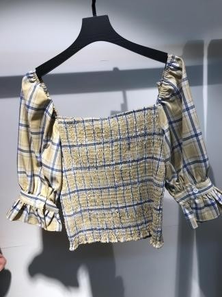 Blusa crop estampada a cuadros con escote cuadrado