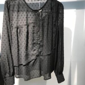 Blusa semitransparente con lunares y volantes frontales