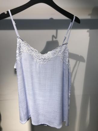 Blusa de tiras con encaje decorativo