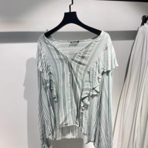 Blusa blanca con rayas celestes y volantes