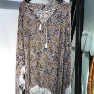 Blusa estampada con escote en “V” y detalles de encaje