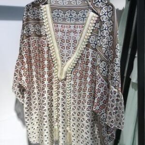 Blusa estampada boho con encaje en el escote