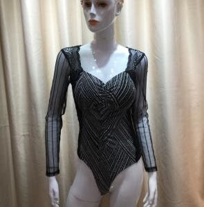 Body negro con transparencias y escote en “V”