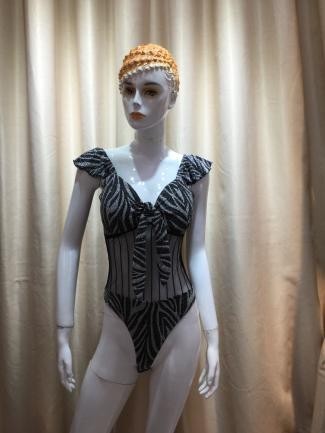 Body con escote profundo y diseño de líneas geométricas