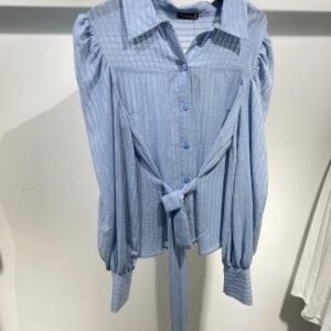 Blusa azul con lazo y hombros fruncidos