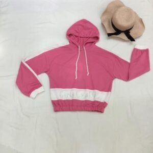 Buzo corto en color rosa con capucha