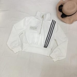 Chaqueta deportiva blanca con franjas laterales