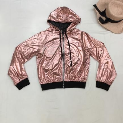 Chaqueta metálica con capucha