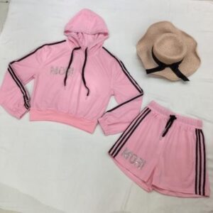 Conjunto deportivo rosa con capucha